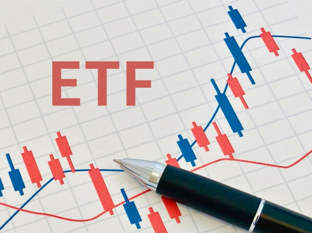 ETFとペンが描かれた株価チャート