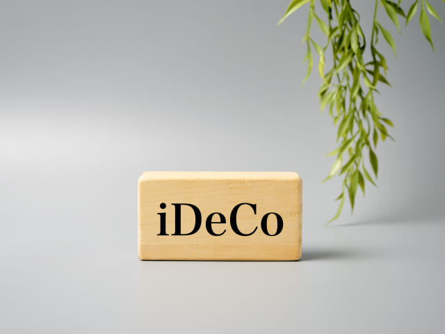 緑の葉とiDeCoの木製ブロック