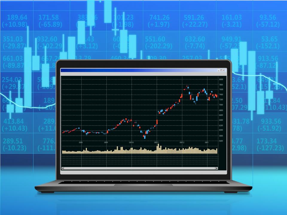 株価チャートを示すノートパソコン