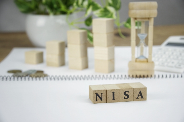 積み上げられた木製の積み木とNISA